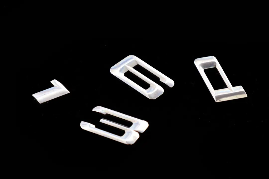 Emblema Baule Stivale Posteriore Aderito Badge Lettering 316 D per BMW E90 LCI con numero di parte 7264020 BMW E90 LCI Emblema Baule Stivale Posteriore Aderito Badge Lettering 316 D - SKU 7264020 - Numero di parte 7264020