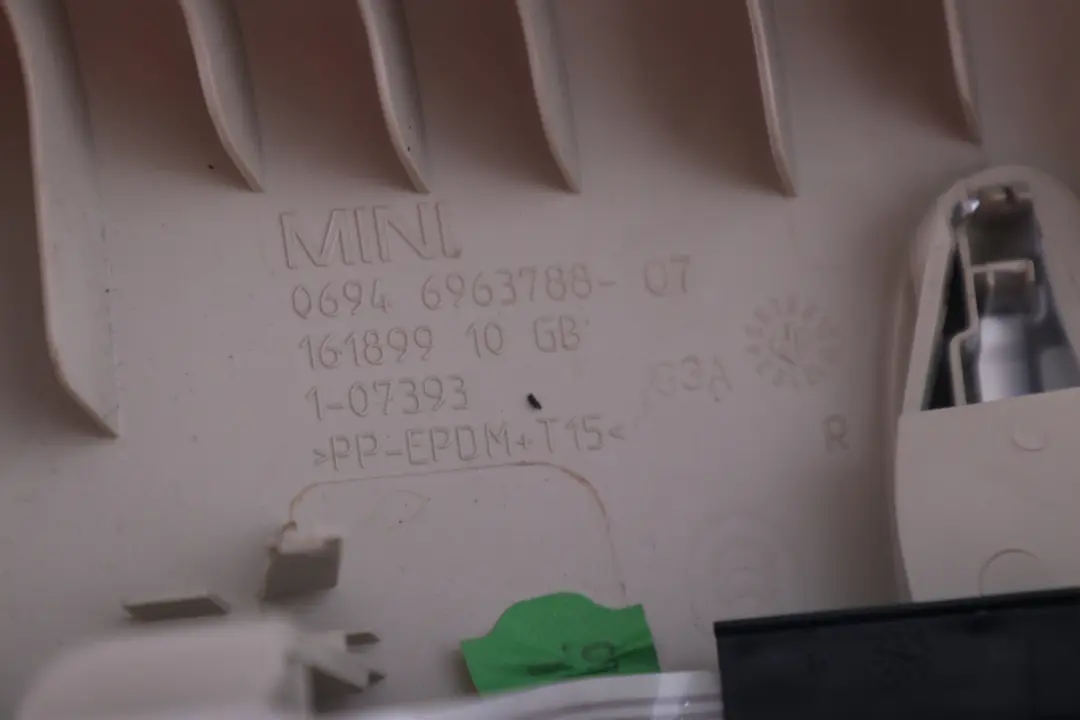 Abdeckung B-Säule oben rechts Licht Beige 6963788 für Mini Clubman R55 LCI mit Teilenummer 7266770 Mini Clubman R55 LCI Abdeckung B-Säule oben rechts Licht Beige 6963788 - SKU 7266770 - Teilenummer 7266770