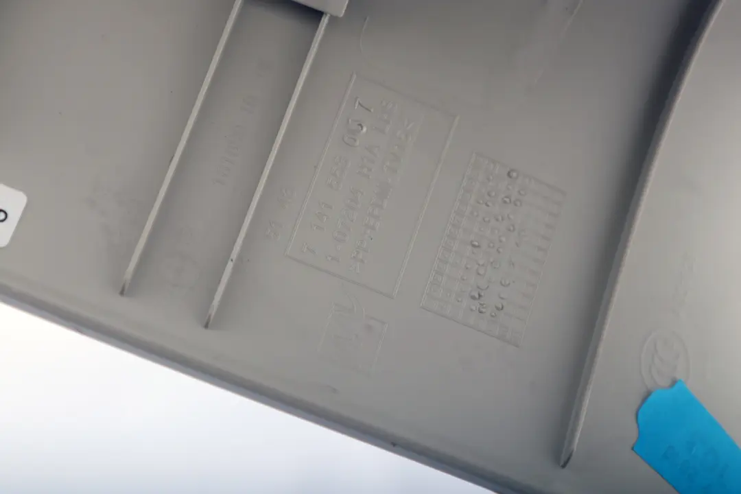 Osłona słupka lewy przód 7141553 do MINI R55 R56 LCI o numerze 7267685 MINI R55 R56 LCI Osłona słupka lewy przód 7141553 - SKU 7267685 - Numer Części 7267685