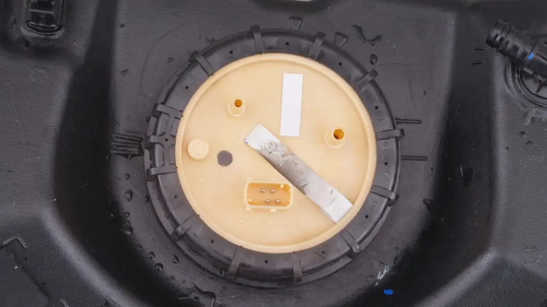 N47N to Mini Clubman Cooper R55 R56 LCI Diesel Fuel Tank 40 L with Part number 7286256 Mini Clubman Cooper R55 R56 LCI Diesel Fuel Tank 40 L N47N - SKU 7271541 - Part number 7286256