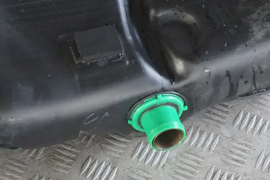 Serbatoio carburante plastica con pompa Diesel M47N2 M57N2 per BMW E90 E91 E92 E93 con numero di parte 16117283802 BMW E90 E91 E92 E93 Serbatoio carburante plastica con pompa Diesel M47N2 M57N2 - SKU 7283802-2 - Numero di parte 16117283802