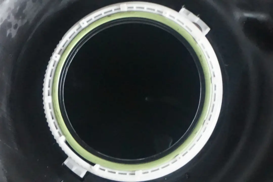 Tanque De combustible De plastico desnudo Diesel para BMW E90 E91 E92 E93 LCI con número de pieza 7283802 BMW E90 E91 E92 E93 LCI Tanque De combustible De plastico desnudo Diesel - SKU 7283802 - Número de pieza 7283802