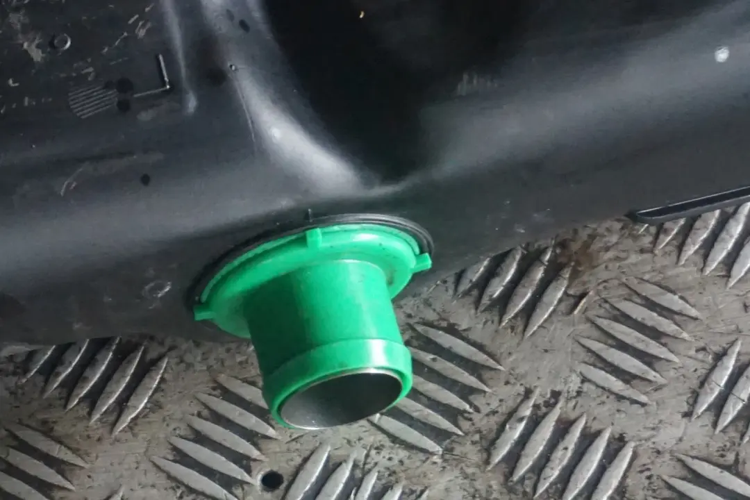 serbatoio di plastica nudo Diesel per BMW E90 E91 E92 E93 LCI con numero di parte 7283802 BMW E90 E91 E92 E93 LCI serbatoio di plastica nudo Diesel - SKU 7283802 - Numero di parte 7283802