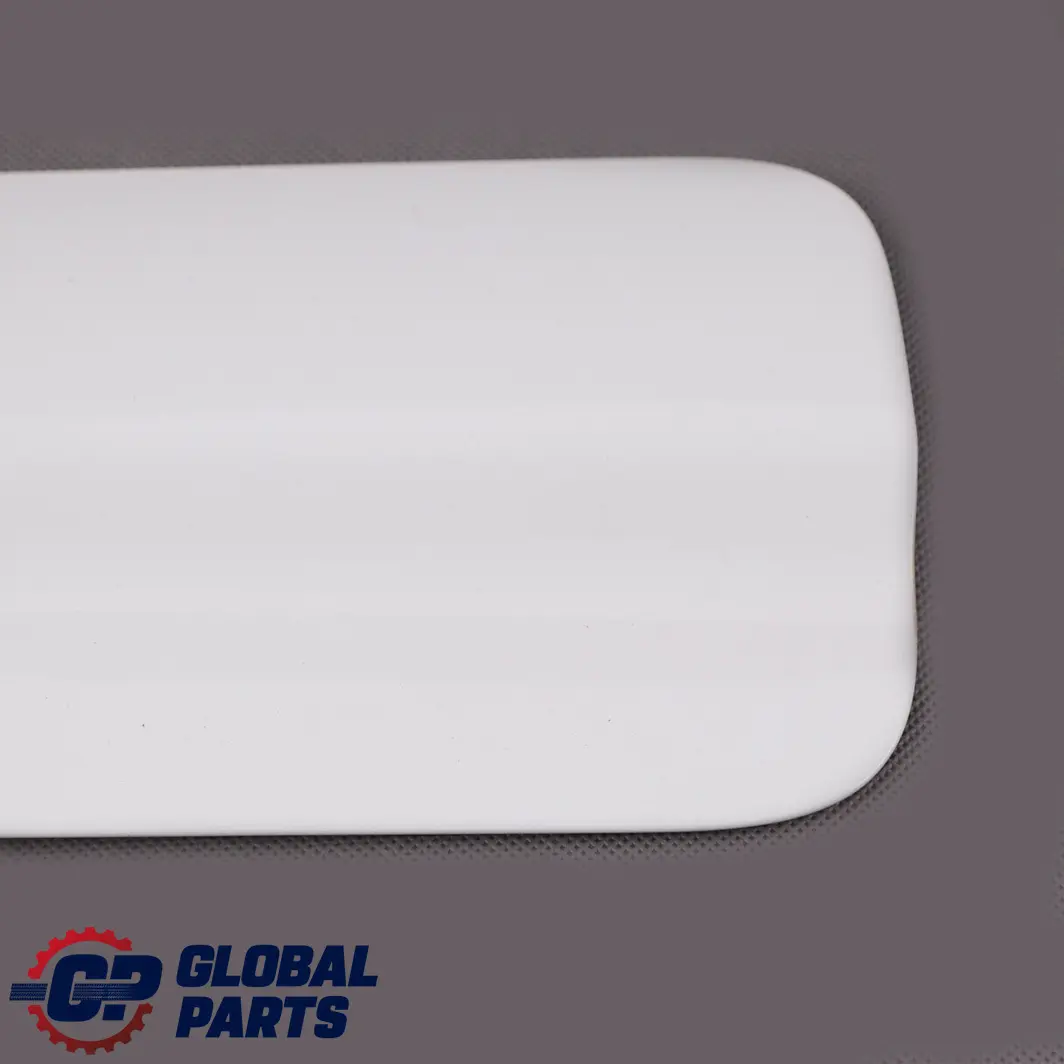 Coperchio del tappo del carburante Alpinweiss III Alpine White 300 per BMW F32 LCI con numero di parte 7286001 BMW F32 LCI Coperchio del tappo del carburante Alpinweiss III Alpine White 300 - SKU 7286001-AW - Numero di parte 7286001