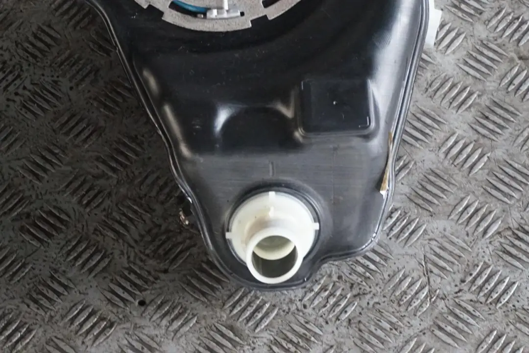 Depósito de combustible de plástico desnudo Gasolina para BMW F20 F21 F22 F23 con número de pieza 7294604 BMW F20 F21 F22 F23 Depósito de combustible de plástico desnudo Gasolina - SKU 7294604-1 - Número de pieza 7294604