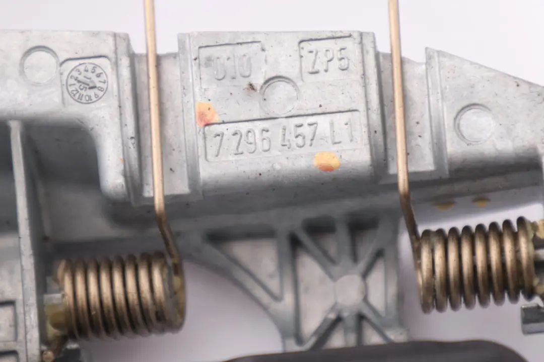 Mocowanie Wspornik Klamki Lewy Tył do Mini F55 o numerze 7296457 Mini F55 Mocowanie Wspornik Klamki Lewy Tył - SKU 7296457-1 - Numer Części 7296457