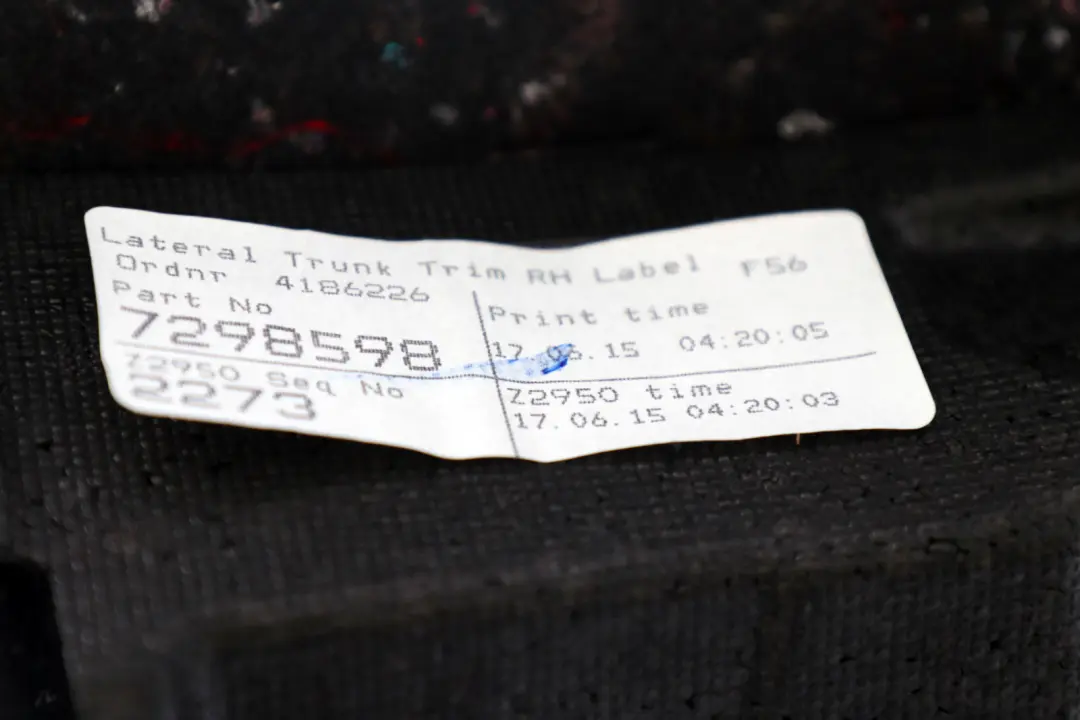 Trunk Trim Panel Derecho para Mini Cooper F56 con número de pieza 7298598 Mini Cooper F56 Trunk Trim Panel Derecho - SKU 7298598 - Número de pieza 7298598