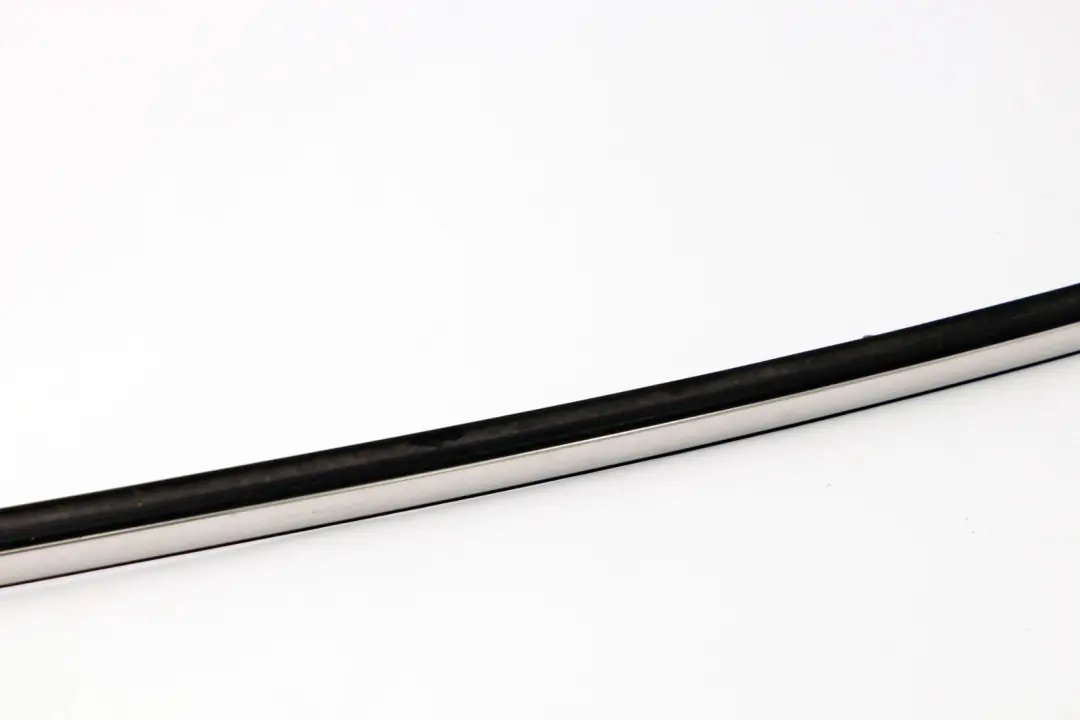 Trasero Izq. Moldura lateral cromo para Mini Cooper One F56 con número de pieza 7300019 Mini Cooper One F56 Trasero Izq. Moldura lateral cromo - SKU 7300019 - Número de pieza 7300019