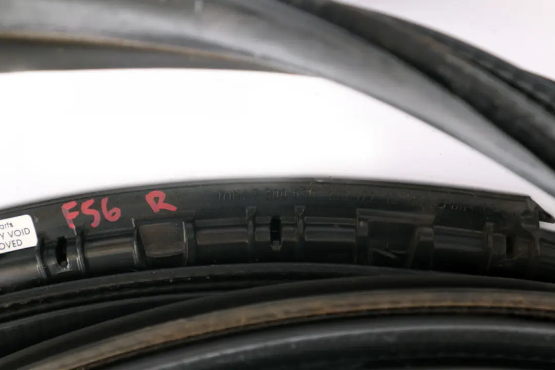 *Mini Cooper One F56 Abdichtung Tür Gummi Dichtung Vorne Rechts für mit Teilenummer 7300030 *Mini Cooper One F56 Abdichtung Tür Gummi Dichtung Vorne Rechts - SKU 7300030 - Teilenummer 7300030