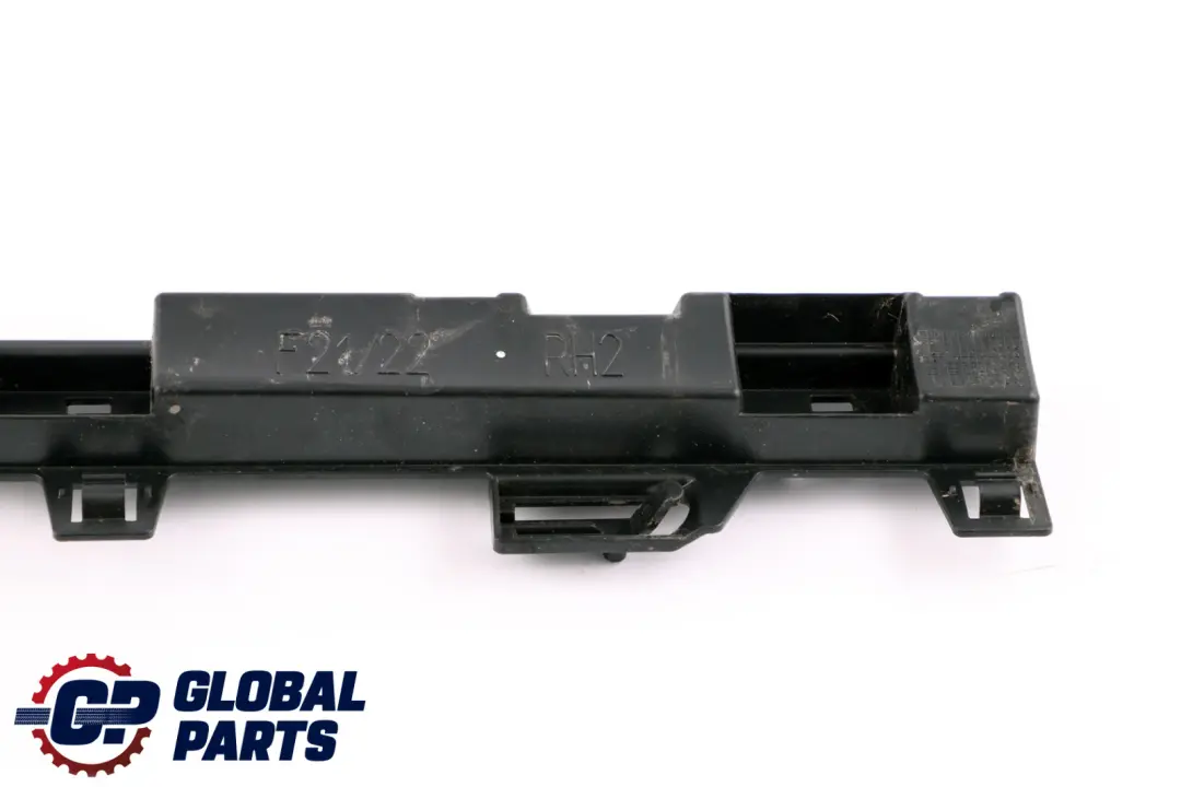 Set Halteleisten Destra per BMW F21 F22 LCI con numero di parte 7268074 BMW F21 F22 LCI Set Halteleisten Destra - SKU 7349086 - Numero di parte 7268074