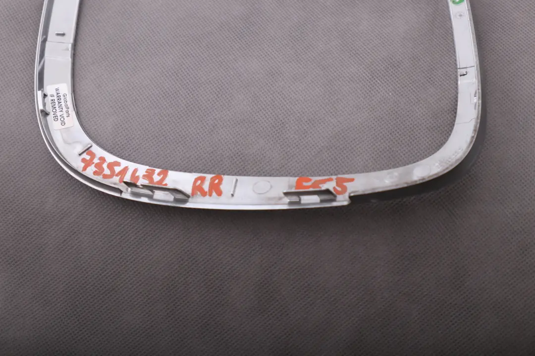 Trim Anello Luce Lampada Cromo Posteriore Destra per Mini Cooper F55 F56 F57 con numero di parte 7351432 Mini Cooper F55 F56 F57 Trim Anello Luce Lampada Cromo Posteriore Destra - SKU 7351432 - Numero di parte 7351432