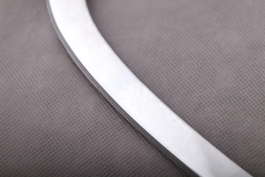 Trim Anello Luce Lampada Cromo Posteriore Destra per Mini Cooper F55 F56 F57 con numero di parte 7351432 Mini Cooper F55 F56 F57 Trim Anello Luce Lampada Cromo Posteriore Destra - SKU 7351432 - Numero di parte 7351432