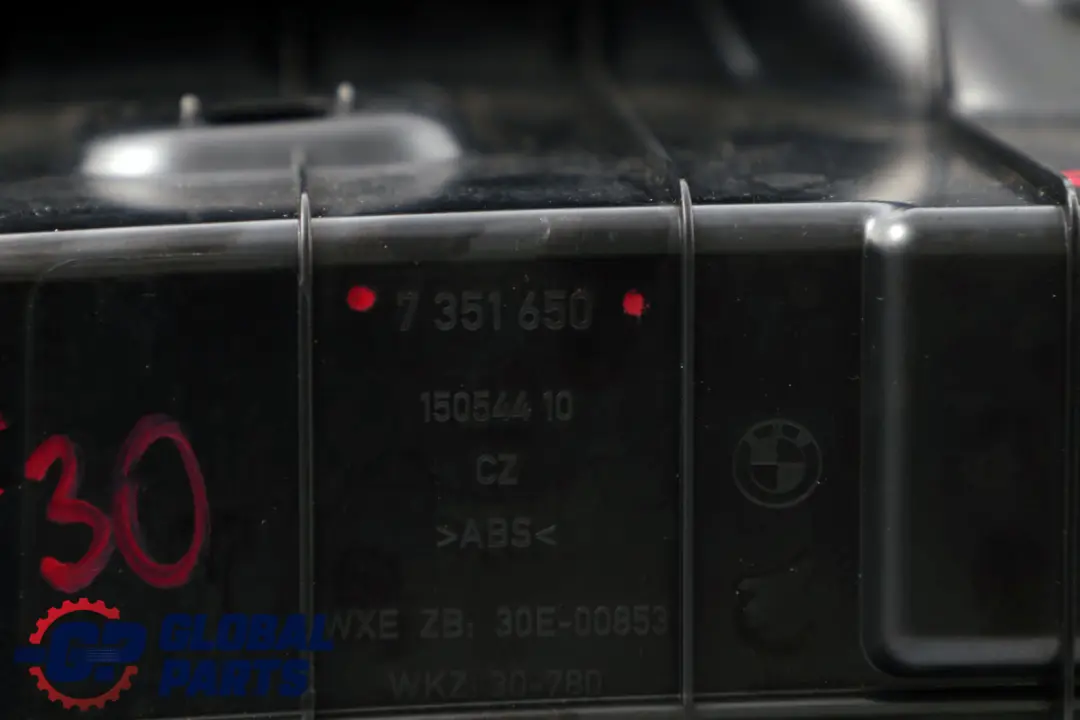 Maletero Carga Panel Sill Tapa Negro para BMW F30 F80 M3 con número de pieza 7351650 BMW F30 F80 M3 Maletero Carga Panel Sill Tapa Negro - SKU 7351650 - Número de pieza 7351650