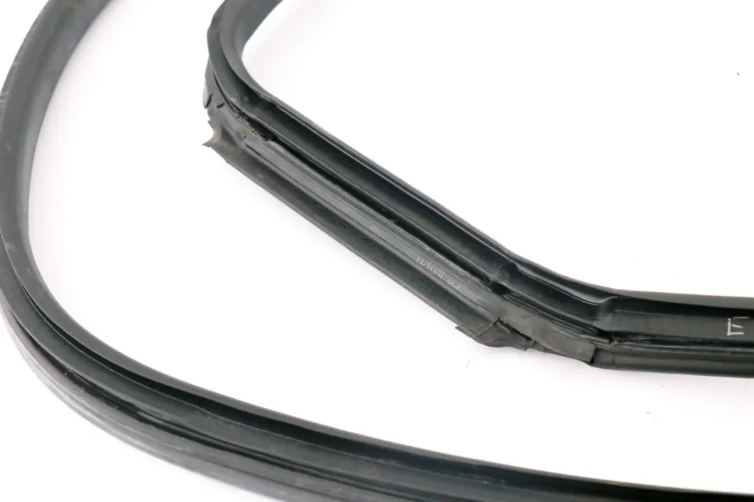 Coupé Joint d'étanchéité de porte gauche pour MINI Cooper R58 à propos du numéro de pièce 7372775 MINI Cooper R58 Coupé Joint d'étanchéité de porte gauche - SKU 7372775 - Numéro de pièce 7372775