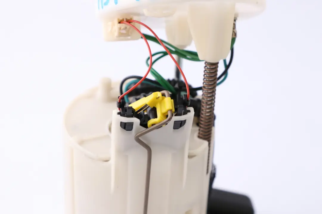 BMW 5 6 er E60 E61 E63 E64 Kraftstofffilter Füllstandsgeber Rechts - SKU 7373458 - Teilenummer 6765778