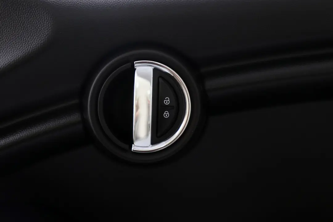 Türverkleidung Vorn Rechts Carbon Black Schwarz für BMW Mini F56 F57 mit Teilenummer 7393122 BMW Mini F56 F57 Türverkleidung Vorn Rechts Carbon Black Schwarz - SKU 7393122-1 - Teilenummer 7393122