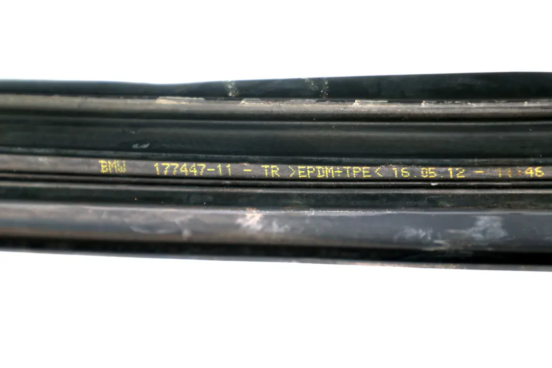 Junta sellado guía ventana puerta delantera izquierda para BMW F30 F31 F80 LCI con número de pieza 7414531 BMW F30 F31 F80 LCI Junta sellado guía ventana puerta delantera izquierda - SKU 7414531 - Número de pieza 7414531