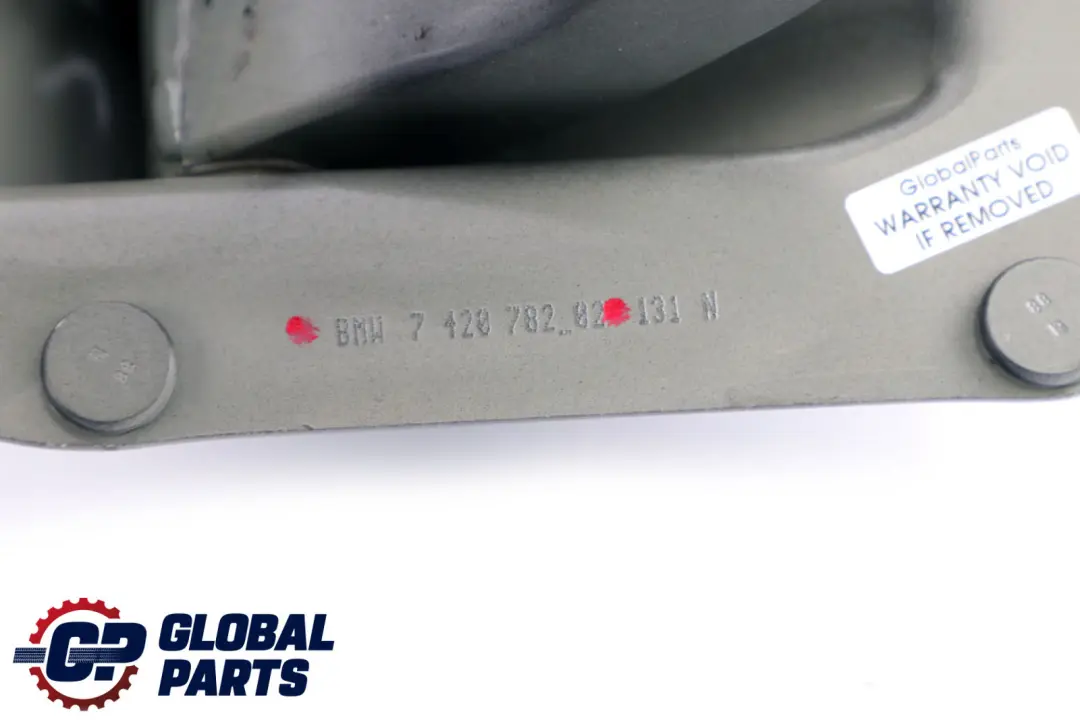 Zawias Klapy Bagażnika Prawy Schwarz 2 do BMW F30 F80 M3 o numerze 7420784 BMW F30 F80 M3 Zawias Klapy Bagażnika Prawy Schwarz 2 - SKU 7420784-SCH - Numer Części 7420784