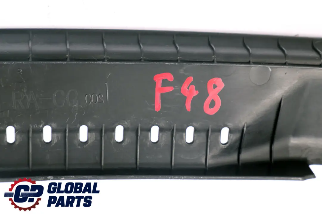 Pannello di copertura della fessura del cofano per BMW X1 F48 con numero di parte 7427124 BMW X1 F48 Pannello di copertura della fessura del cofano - SKU 7427124 - Numero di parte 7427124