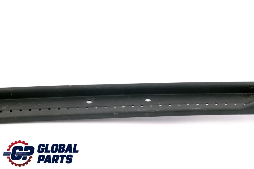 Pannello di copertura della fessura del cofano per BMW X1 F48 con numero di parte 7427124 BMW X1 F48 Pannello di copertura della fessura del cofano - SKU 7427124 - Numero di parte 7427124