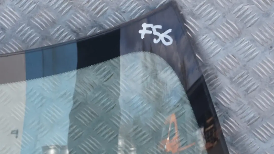 Szyba przednia AS1 do Mini Cooper F55 F56 F57 o numerze 7443869 Mini Cooper F55 F56 F57 Szyba przednia AS1 - SKU 7443869 - Numer Części 7443869