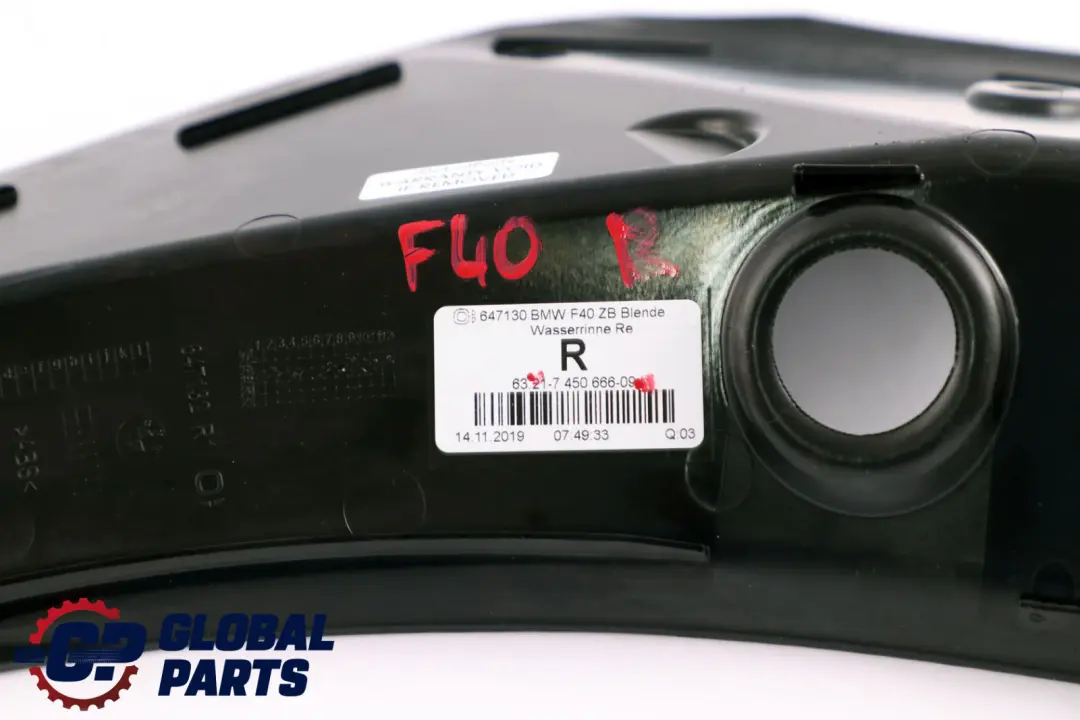 Prawa Pokrywa Prowadnica Wody Lampy Prawy Tył do BMW F40 o numerze 7450666 BMW F40 Prawa Pokrywa Prowadnica Wody Lampy Prawy Tył - SKU 7450666 - Numer Części 7450666