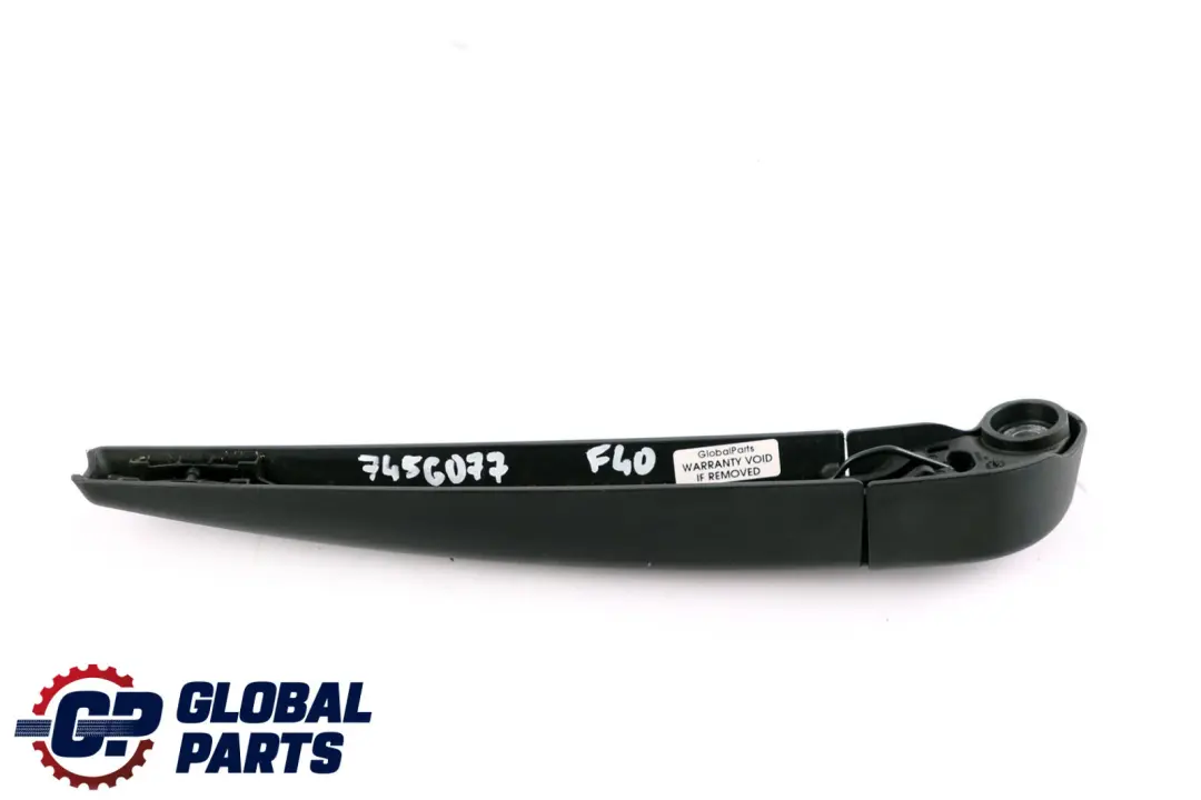 Brazo Lava Parabrisas Trasero para BMW F40 con número de pieza 7456077 BMW F40 Brazo Lava Parabrisas Trasero - SKU 7456077 - Número de pieza 7456077