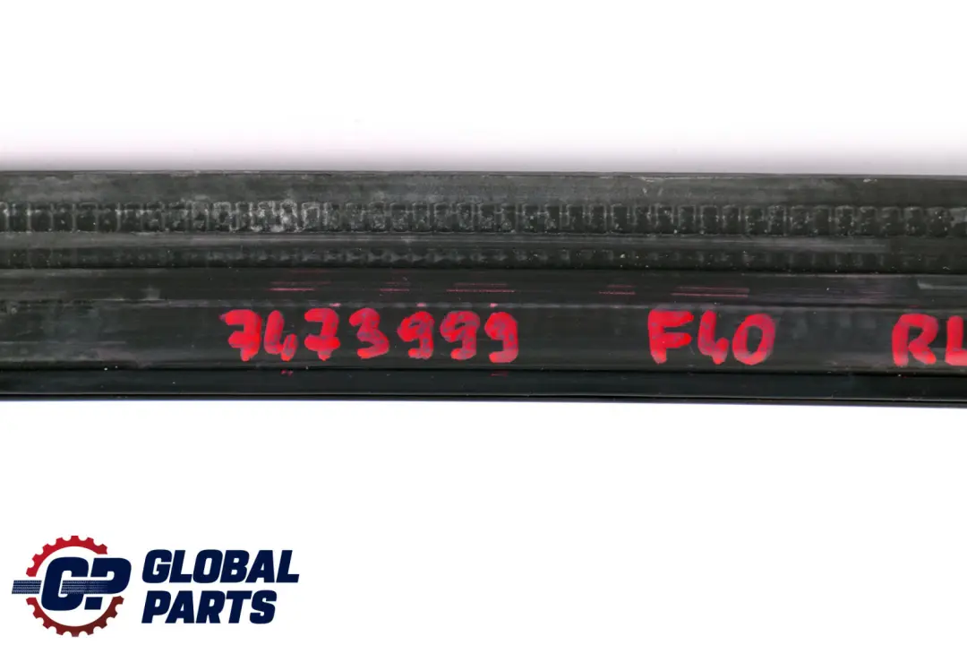 Puerta Ventana Exterior Canal Cubierta Trasera Izquierda Shadowline para BMW F40 con número de pieza 7473999 BMW F40 Puerta Ventana Exterior Canal Cubierta Trasera Izquierda Shadowline - SKU 7473999 - Número de pieza 7473999