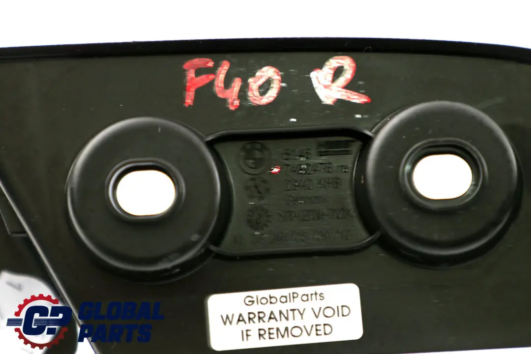 Cubierta Panel Bandeja Cinturón Trasero Derecho Negro para BMW F40 con número de pieza 7492476 BMW F40 Cubierta Panel Bandeja Cinturón Trasero Derecho Negro - SKU 7492476 - Número de pieza 7492476