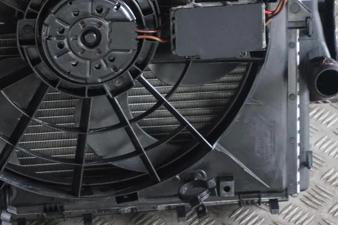 Complete Cooling Radiator Pack Fan Petrol 300W to BMW 3 Series E46 with Part number 7510617 BMW 3 Series E46 Complete Cooling Radiator Pack Fan Petrol 300W - SKU 7510617 - Part number 7510617