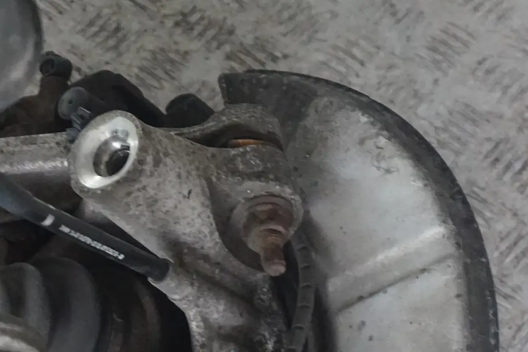 730i M54 Zawieszenie zwrotnica tył 231HP do BMW E65 o numerze 7521133 BMW E65 730i M54 Zawieszenie zwrotnica tył 231HP - SKU 7521133 - Numer Części 7521133