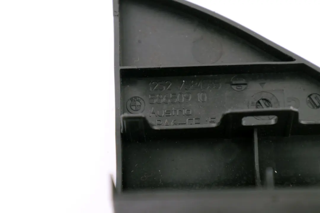 Centro De La bahia del motor Cable Runway Tapa Superior para BMW E60 E61 E64 con número de pieza 7524555 BMW E60 E61 E64 Centro De La bahia del motor Cable Runway Tapa Superior - SKU 7524555 - Número de pieza 7524555