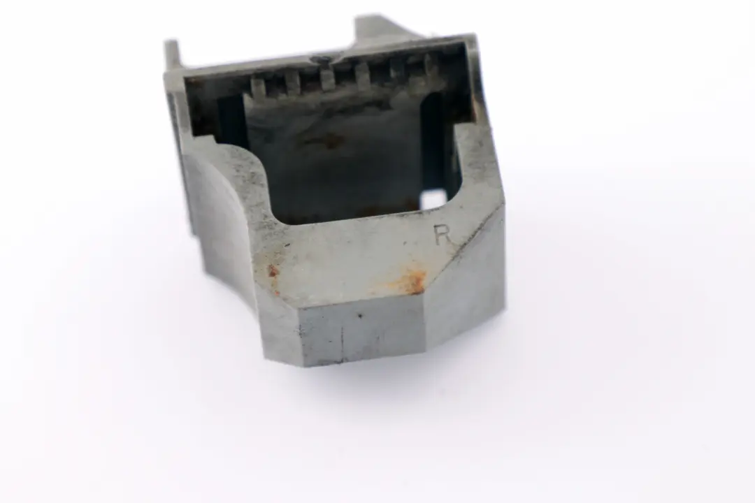 Soporte Inferior Enfriador Radiador Derecho para BMW E81 E82 E87 E92 E93 con número de pieza 7526444 BMW E81 E82 E87 E92 E93 Soporte Inferior Enfriador Radiador Derecho - SKU 7526444 - Número de pieza 7526444