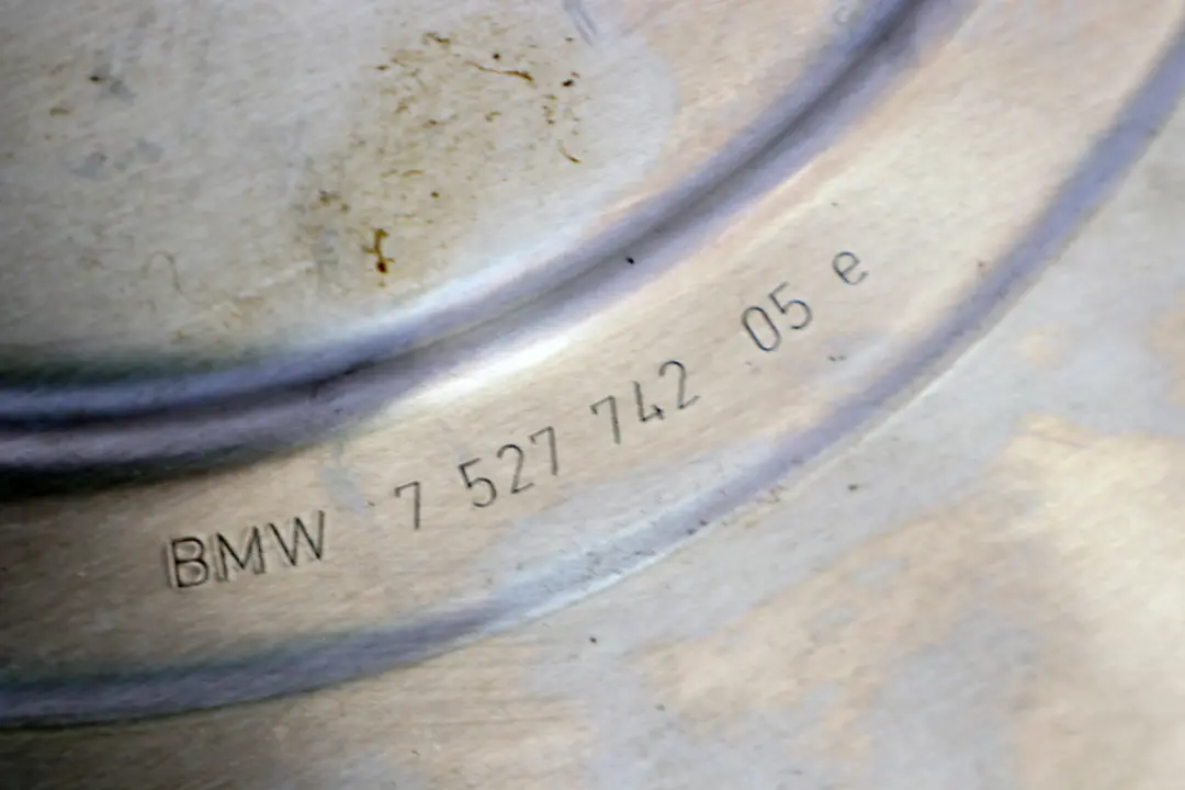 Abdeck Platte für BMW E60 E81 E87 E90 E91 E92 F10 F11 Motor mit Teilenummer 7527742 BMW E60 E81 E87 E90 E91 E92 F10 F11 Motor Abdeck Platte - SKU 7527742 - Teilenummer 7527742