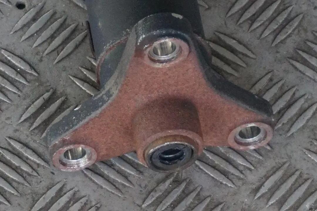 M57N Wał Napędowy do BMW E60 E61 525d 530d o numerze 7531776 BMW E60 E61 525d 530d M57N Wał Napędowy - SKU 7531776 - Numer Części 7531776