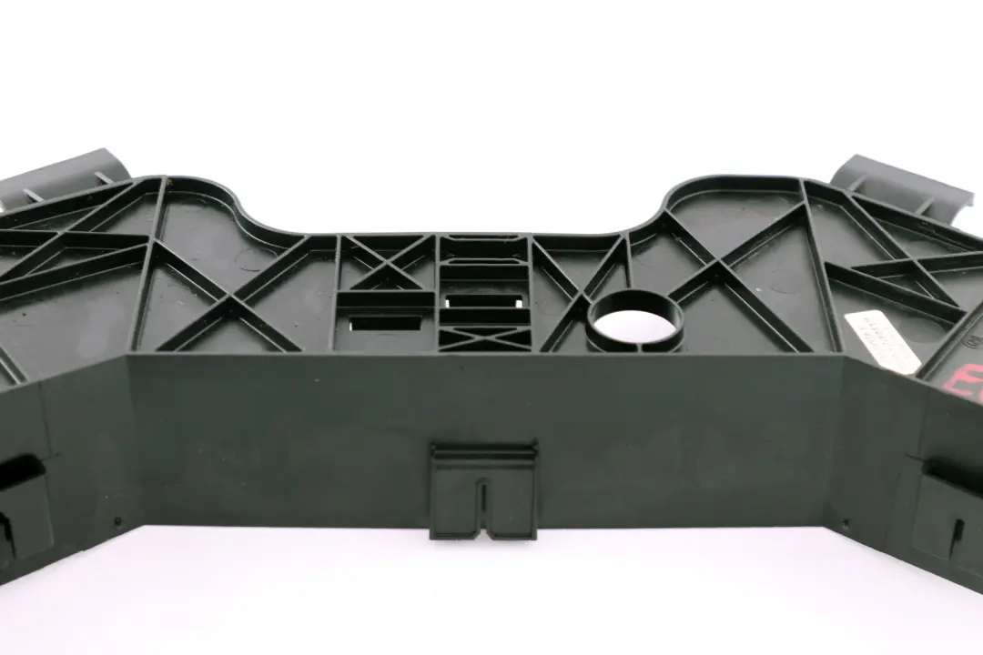 Uchwyt przewodów do BMW E60 E60N E61 E61N LCI o numerze 7533053 BMW E60 E60N E61 E61N LCI Uchwyt przewodów - SKU 7533053 - Numer Części 7533053