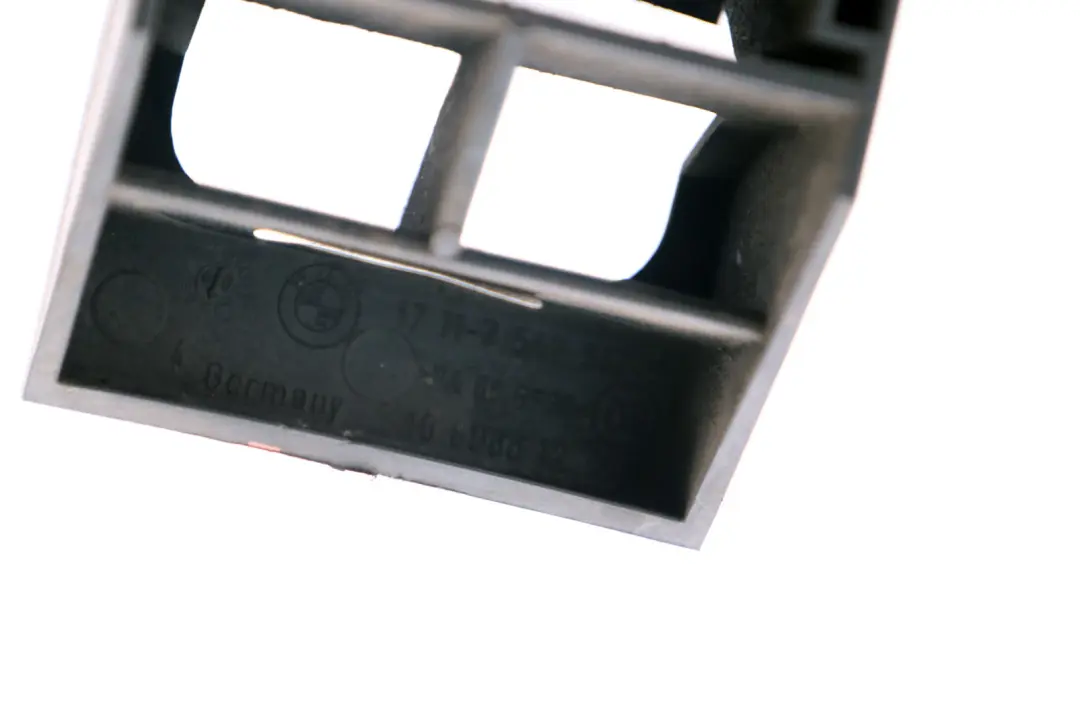 Uchwyt Wspornik Mocowanie Radiatora do BMW E60 E61 E63 E64 o numerze 7542517 BMW E60 E61 E63 E64 Uchwyt Wspornik Mocowanie Radiatora - SKU 7542517 - Numer Części 7542517