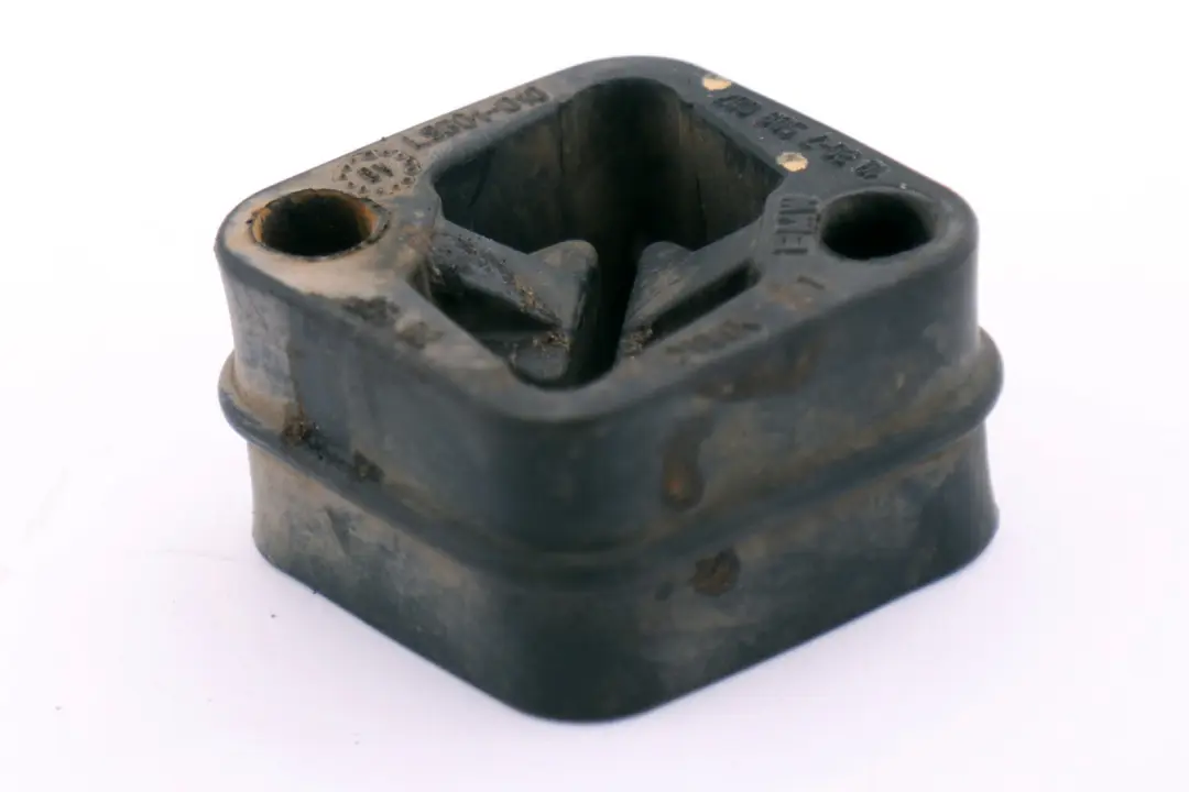 Soporte Goma Sistema Escape Gasolina para BMW E60 E65 E81 E87 con número de pieza 7546500 BMW E60 E65 E81 E87 Soporte Goma Sistema Escape Gasolina - SKU 7578238 - Número de pieza 7546500