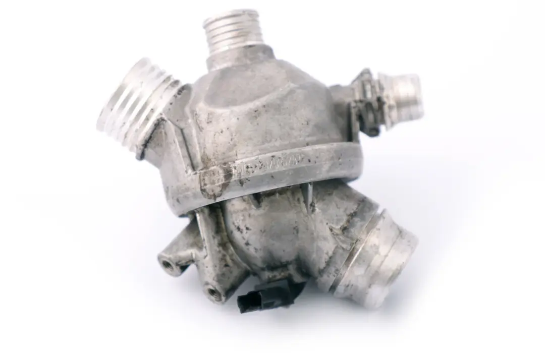 Thermostat BMW E60 E61 E63 E65 E81 E87 E90 E91 E93 Boîtier Essence  - SKU 7549476 - Numéro de pièce 7549476
