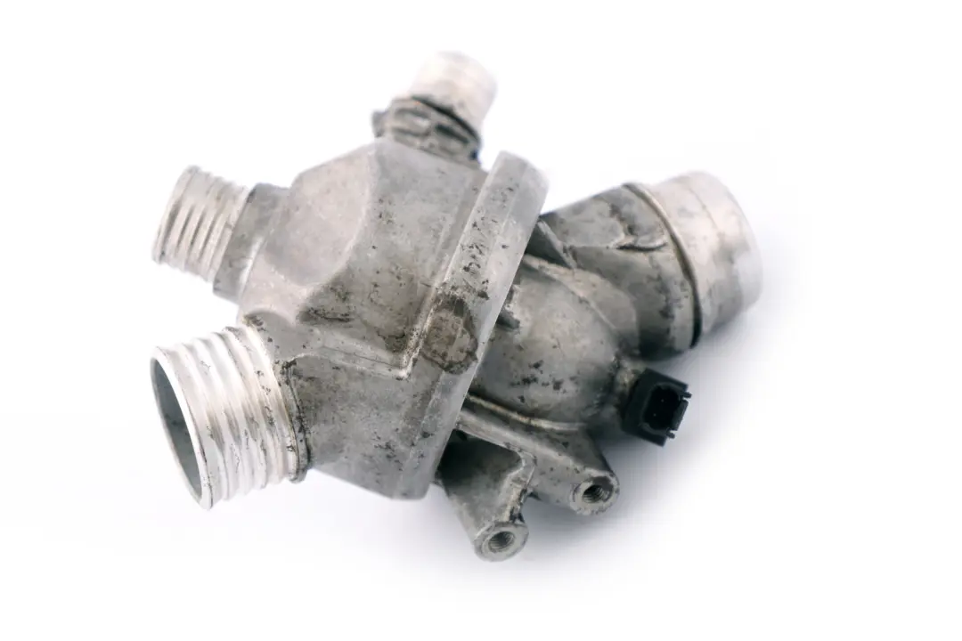 Thermostat BMW E60 E61 E63 E65 E81 E87 E90 E91 E93 Boîtier Essence  - SKU 7549476 - Numéro de pièce 7549476