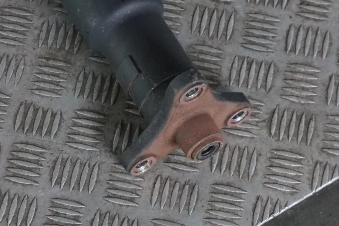 M57N Drive Prop Shaft Propshaft Automatic to BMW 5 E60 E61 525d 530d with Part number 7573581 BMW 5 E60 E61 525d 530d M57N Drive Prop Shaft Propshaft Automatic - SKU 7553557 - Part number 7573581