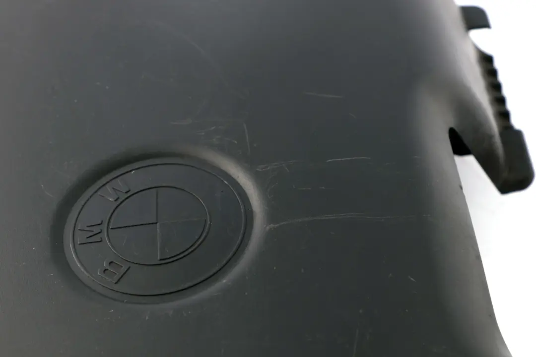 Osłona silnika kanał powietrza ssący wlot do BMW E87 o numerze 13717549469 BMW E87 Osłona silnika kanał powietrza ssący wlot - SKU 7561927-3 - Numer Części 13717549469