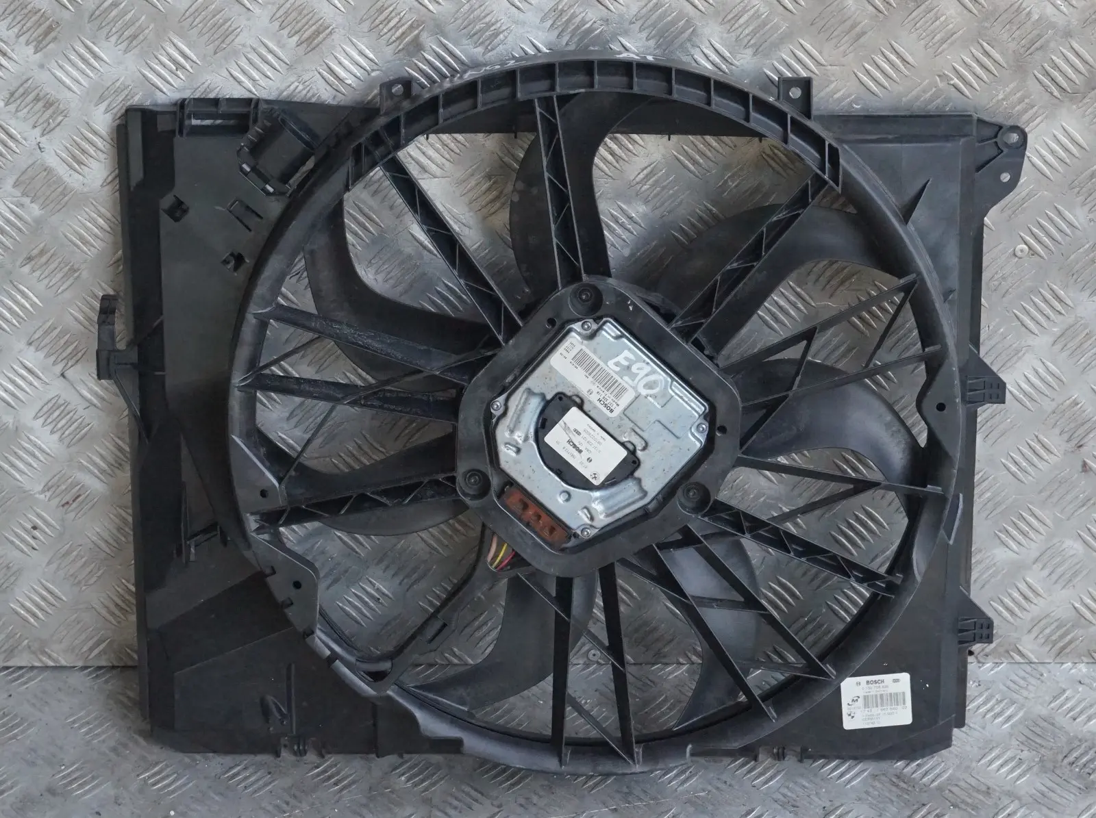 BMW E81 E90 N52 N52N 600W Radiatore Ventola Alloggiamento Con Ventola 7562080
