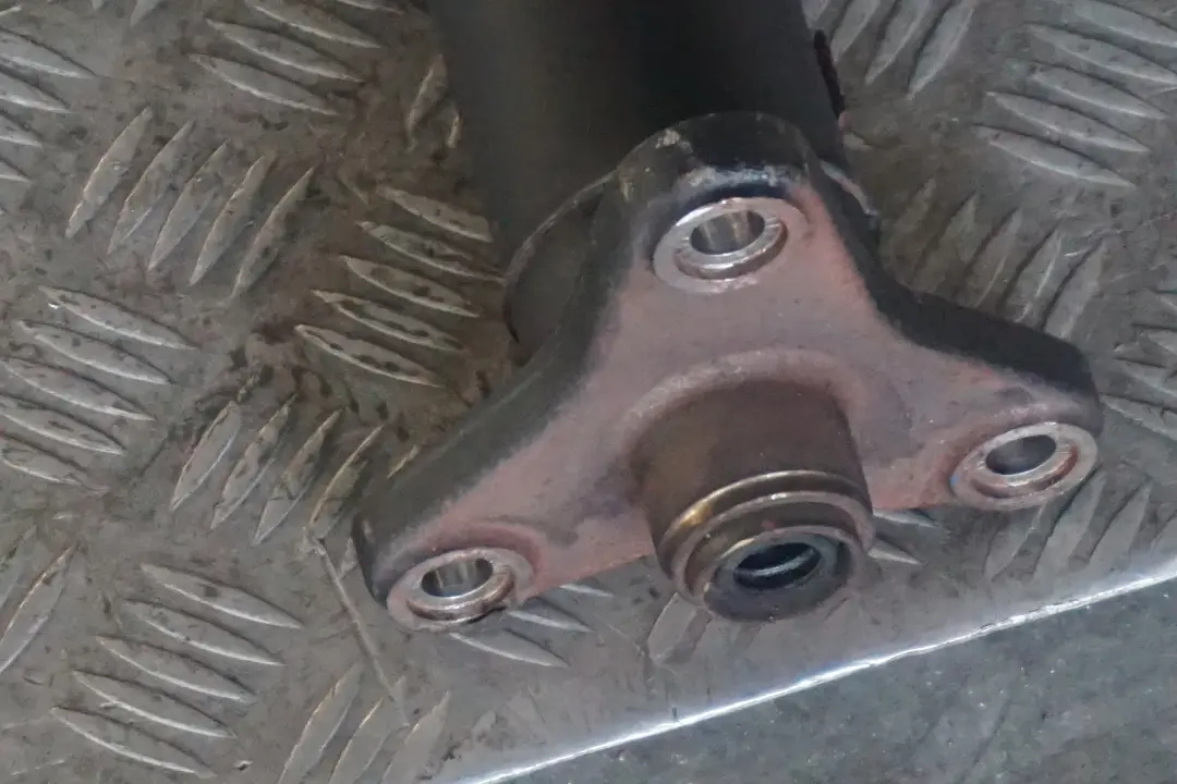 M57N2 Automatic Gearbox Drive Prop Shaft Petrol to BMW 7 Series E66 Long 730Ld with Part number 7573488 BMW 7 Series E66 Long 730Ld M57N2 Automatic Gearbox Drive Prop Shaft Petrol - SKU 7573488 - Part number 7573488