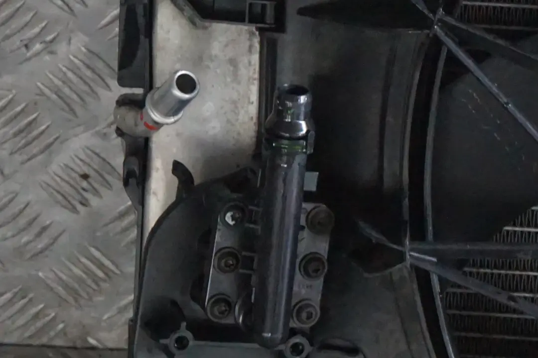 BMW 5 6 Reihe E60 E61 E63 E64 545i 645i N62 LÄ‚Ä½fterzarge 600W Benzin - SKU 7585440 - Teilenummer 7585440