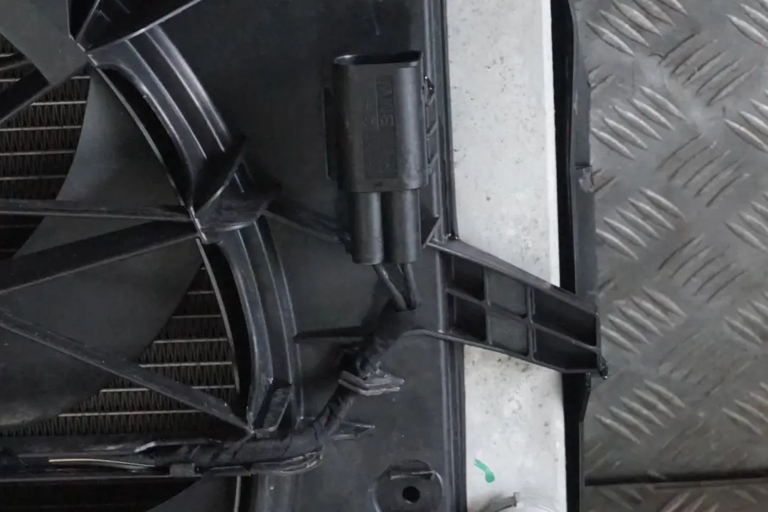 BMW 5 6 Series E60 E61 E63 E64 545i 645i N62 600W Engine Cooling Radiator Fan - SKU 7585440 - Part number 7585440