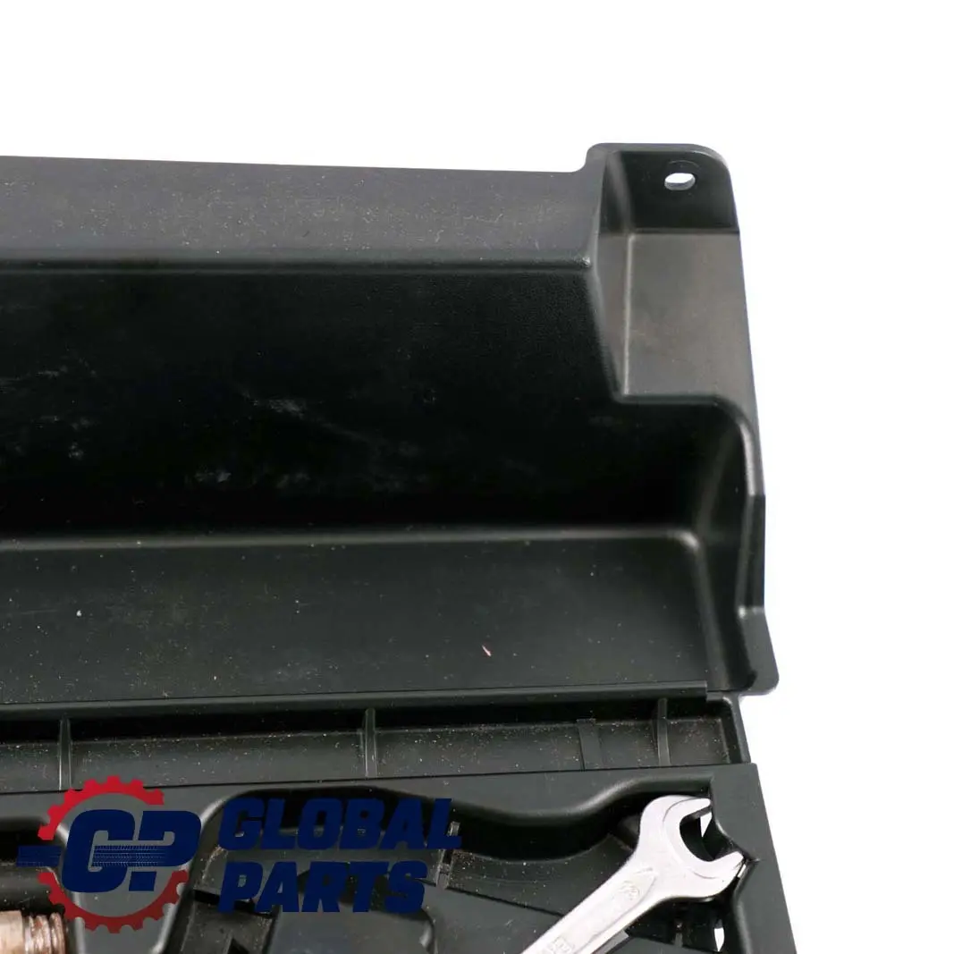 Supporto Triangolo D'Avvertimento Baule Cover Tool Box Gancio Traino per BMW E91 con numero di parte 7141859 BMW E91 Supporto Triangolo D'Avvertimento Baule Cover Tool Box Gancio Traino - SKU 77141859 - Numero di parte 7141859