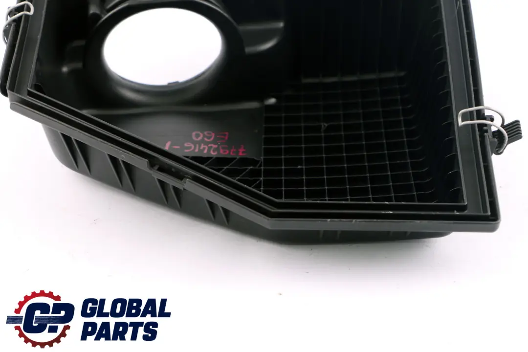 Bo?te a filtre a air admission couvercle superieur pour BMW E60 E61 E63 LCI à propos du numéro de pièce 7792416 BMW E60 E61 E63 LCI Bo?te a filtre a air admission couvercle superieur - SKU 7792416-1 - Numéro de pièce 7792416