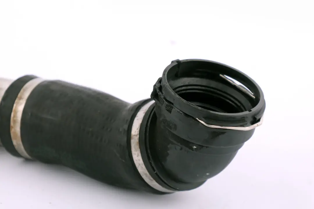 M57N2 Przewód Rura Powietrza Intercoolera Turbo do BMW E90 E91 o numerze 7793117 BMW E90 E91 M57N2 Przewód Rura Powietrza Intercoolera Turbo - SKU 7793117 - Numer Części 7793117