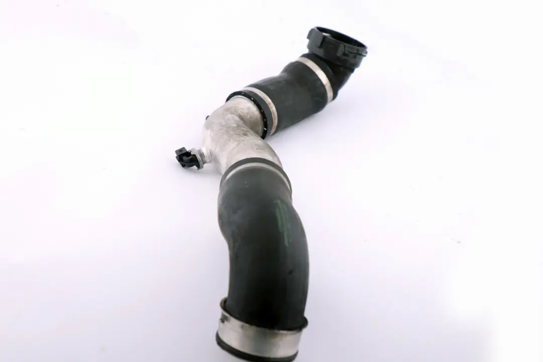 M57N2 Przewód Rura Powietrza Intercoolera Turbo do BMW E90 E91 o numerze 7793117 BMW E90 E91 M57N2 Przewód Rura Powietrza Intercoolera Turbo - SKU 7793117 - Numer Części 7793117